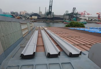 折板屋根を屋根の上に持ち上げました。