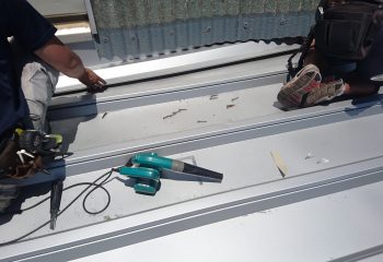 折板屋根壁際