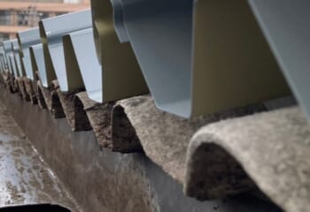 折板屋根のカバー工法