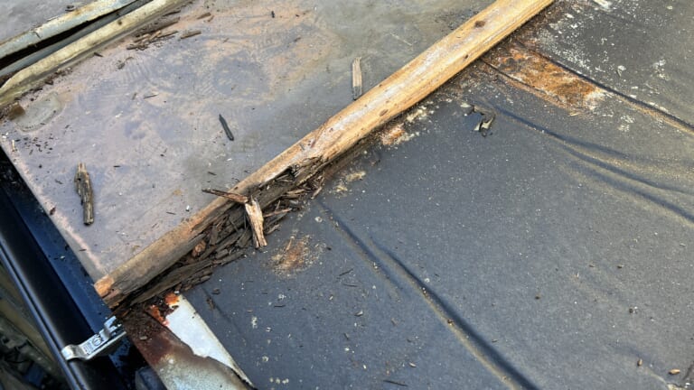 古いトタン屋根の内部は芯木や板金が腐食している