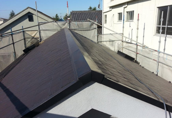 遮熱塗料によるコロニアルの屋根塗装と棟板金交換の施工後