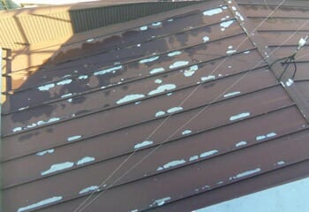 遮熱塗料と錆止め塗料でトタン金属屋根を塗装する工事の施工前写真
