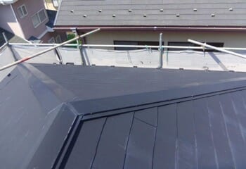 アスファルトシングルによる屋根カバー工法の施工前