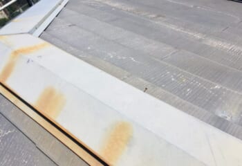 現地調査 棟板金が錆びてしまったコロニアル屋根