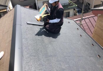 江戸川区でおこなった屋根部分葺き替えと棟板金交換工事が完成しました