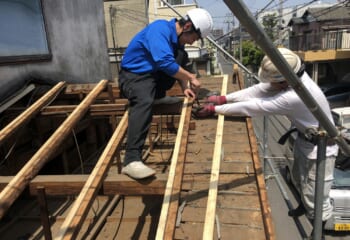 垂木補強の様子。野地板をはがして垂木を補強する工事はかなり大掛かりな工事です