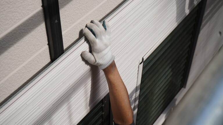 断熱材一体型の金属サイディングで外壁カバー工法