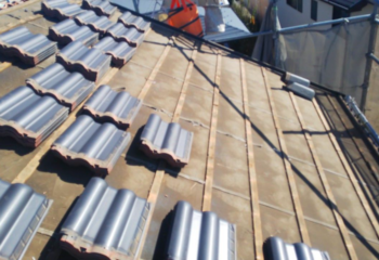 工事開始　古い屋根材の撤去