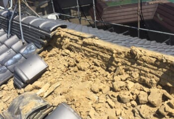 西日本で多くみられる土葺き屋根は処分をする手間と時間だけではなく、屋根の歪みを直す下地調整が必要