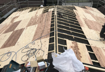 屋根面が歪んでいる場合は、瓦屋根に限らず必ず下地調整をおこないます