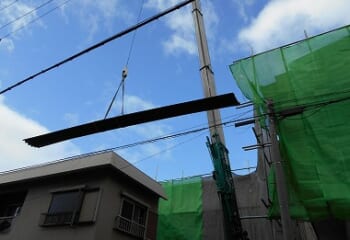 波型スレート屋根の搬入