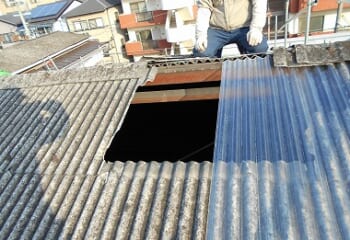 波型スレート屋根の採光部を塞ぐ