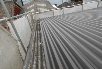 波型スレート屋根のカバー工法