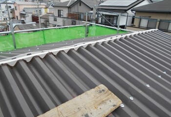 波型スレート屋根棟板金取り付け