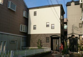 大阪市淀川区 - 金属サイディングと金属屋根でカバー工法