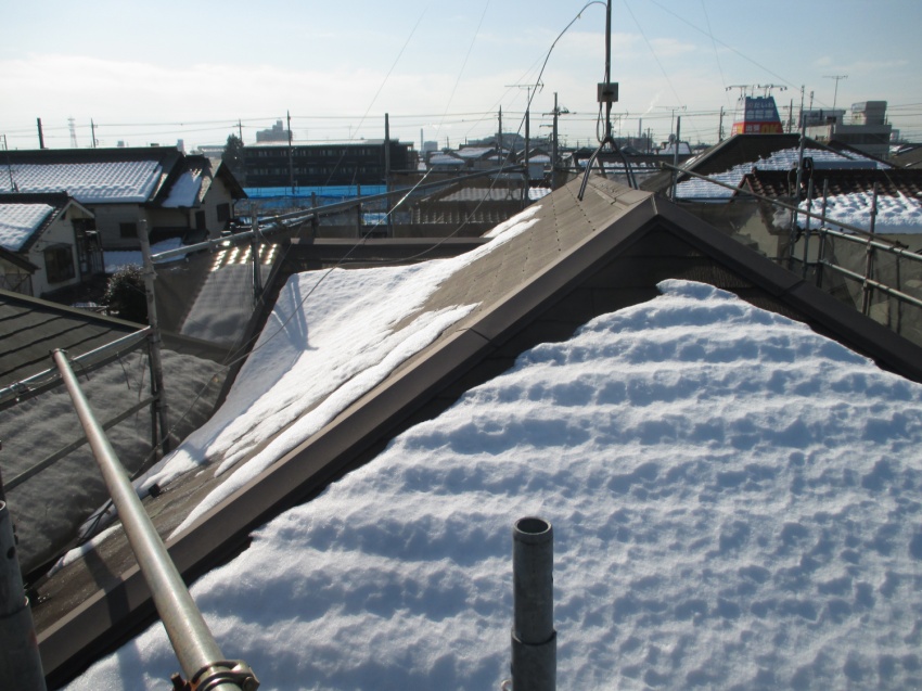 雪に残った屋根