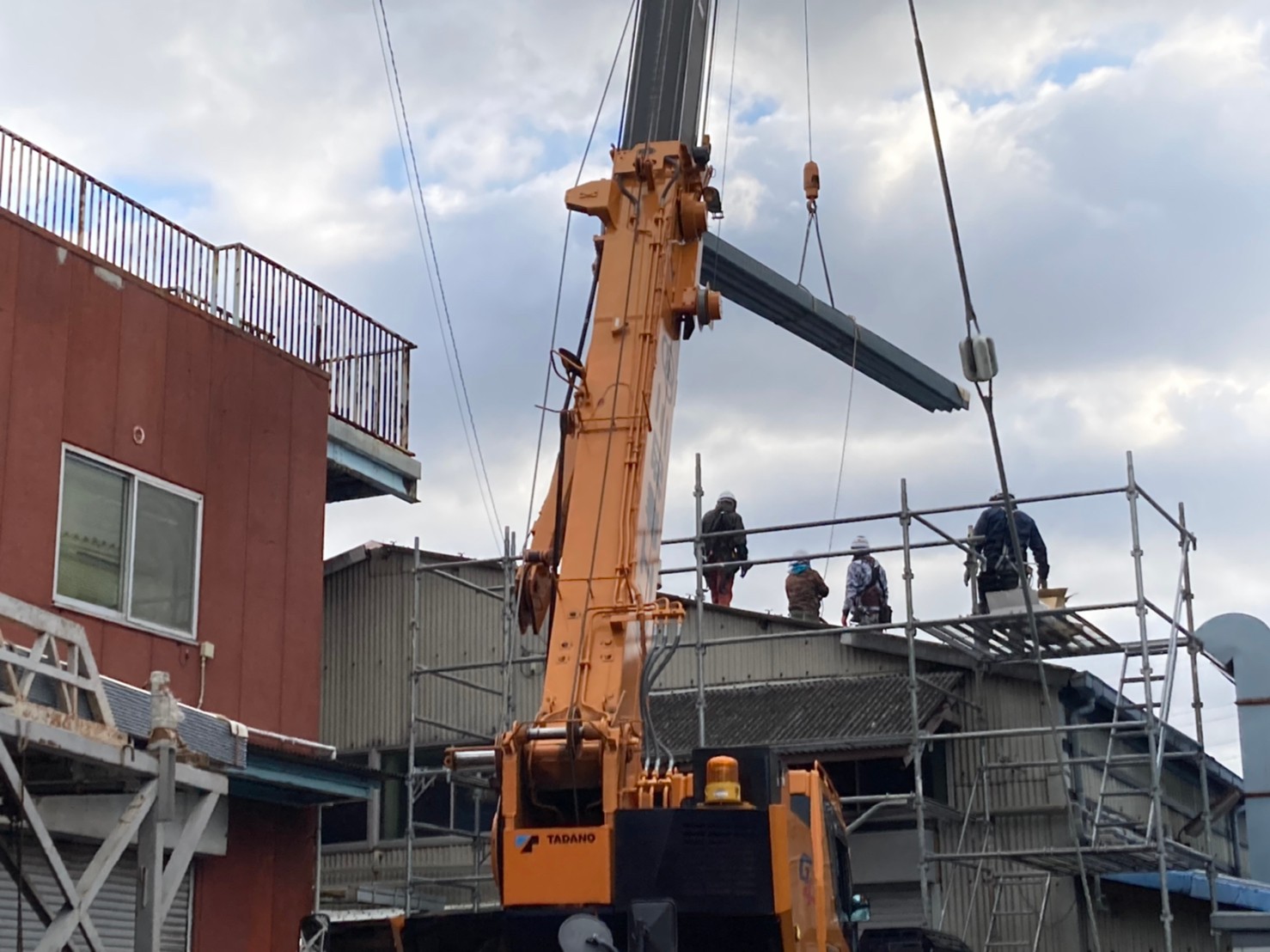 クレーンで屋根を持ち上げる