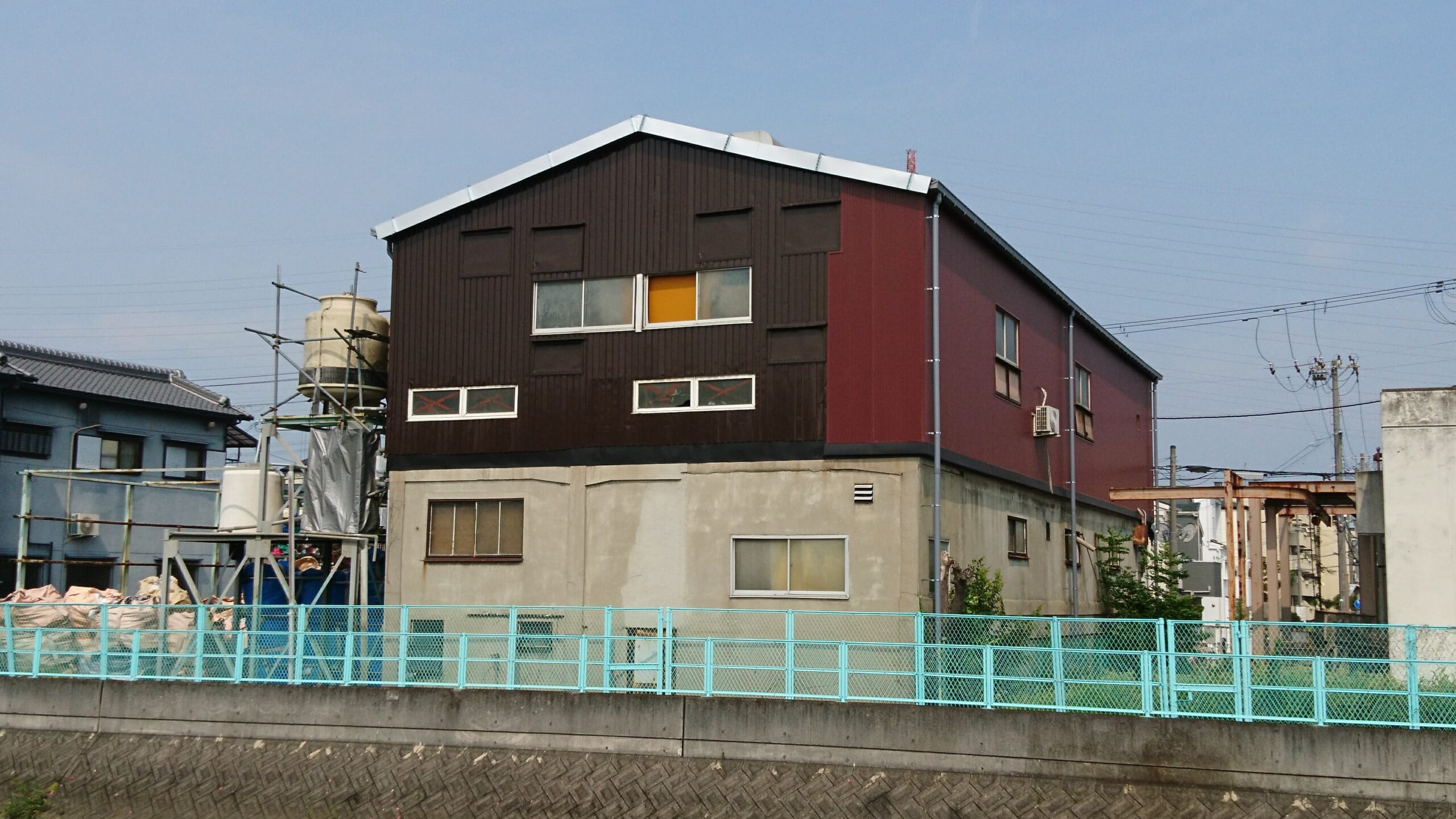 倉庫の屋根と外壁をカバー工法で改修したリフォーム工事が完成