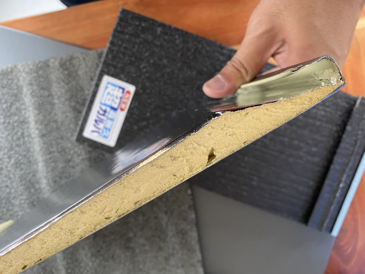 断熱材一体型の金属屋根で最も断熱材が分厚い「横暖ルーフαプレミアムS」