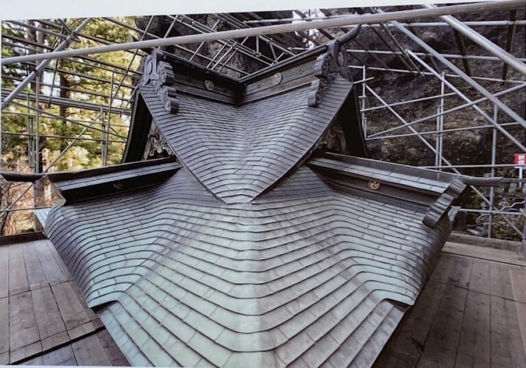 60年以上昔にカバー工法された銅板屋根
