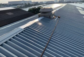東京都江東区 - 折板屋根による工場倉庫の屋根カバー工法