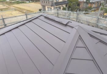 埼玉県羽生市でおこなった、アルミ下地による複雑な棟の屋根のカバー工法リフォーム工事が完成