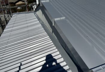 市川市梨園倉庫屋根をカバー工法で改修
