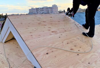 葺き替えのために新しい野路板を張り付けた屋根