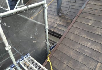 高圧洗浄中の屋根