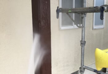 高圧洗浄中の外壁