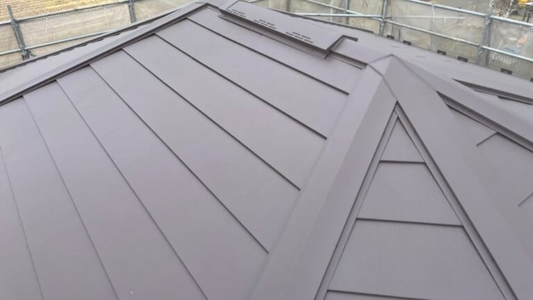 軽量で断熱効果の高い断熱材一体型の横葺き金属屋根