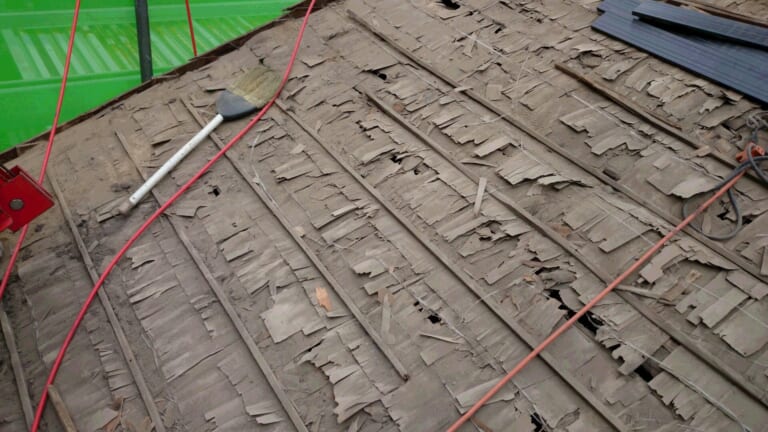 木の皮をルーフィングとして用いていた屋根の画像