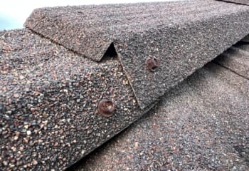 石粒付き鋼板屋根の外に露出した留め具
