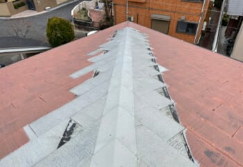 経年劣化した屋根の画像