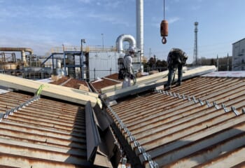 タイトフレームを取り付けた折板屋根