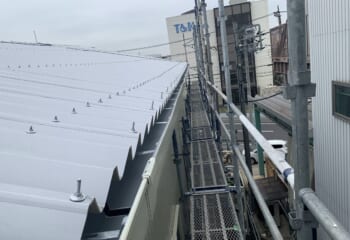千葉県野田市 - 折板屋根に折板屋根を被せるカバー工法で改修