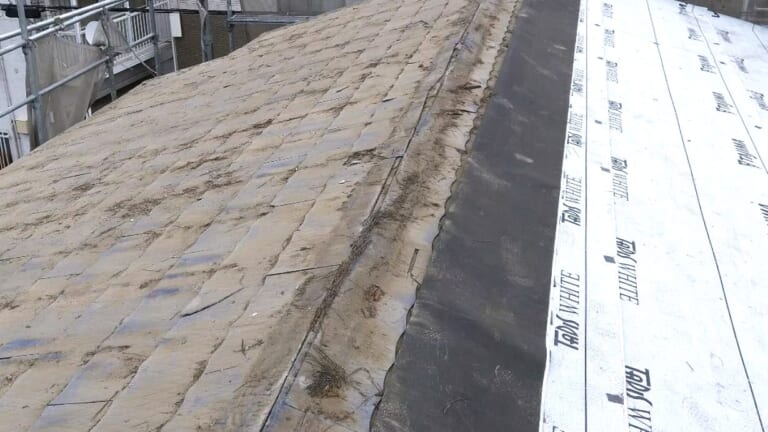 「セキスイかわらU」をはがして古いコロニアル（スレート屋根）のうえにルーフィングを貼ってカバー工法を行ったテイガクの現場