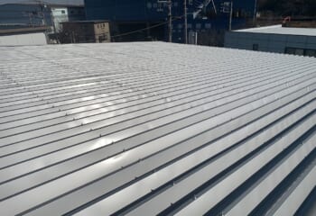 相模原市中央区  - 太陽光パネル取り付け前に工場屋根を折板屋根でカバー工法