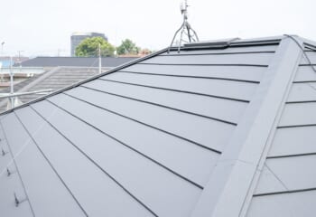 ガルバリウム鋼板製の屋根材張り付けの様子