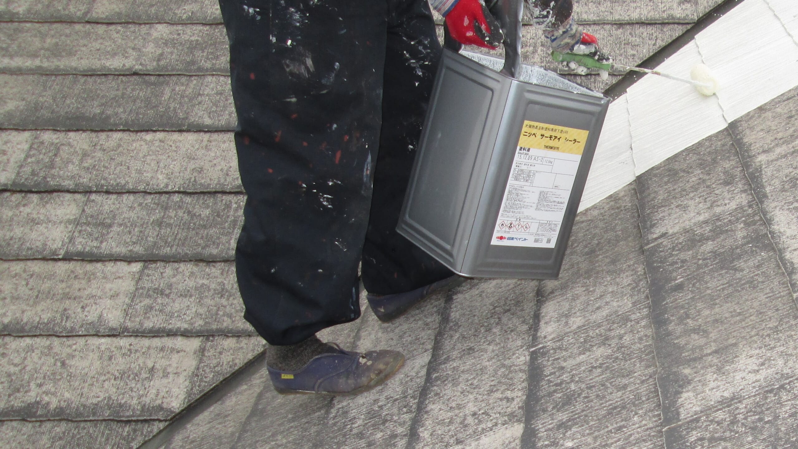 屋根の下塗りの様子