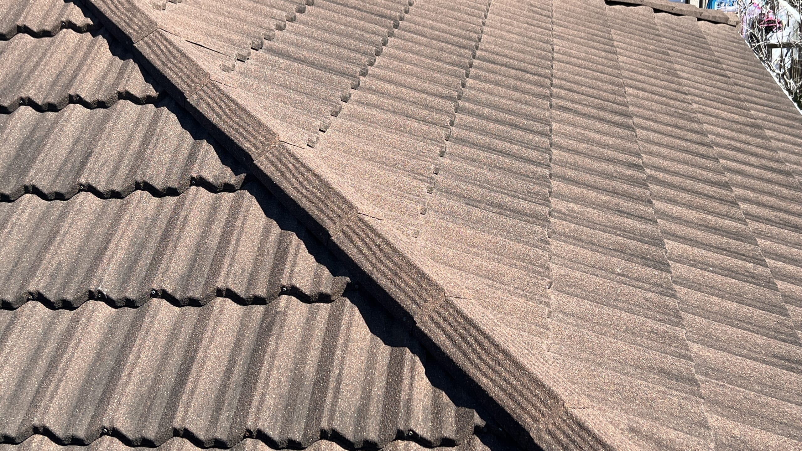 石粒付き鋼板の屋根の同質役物