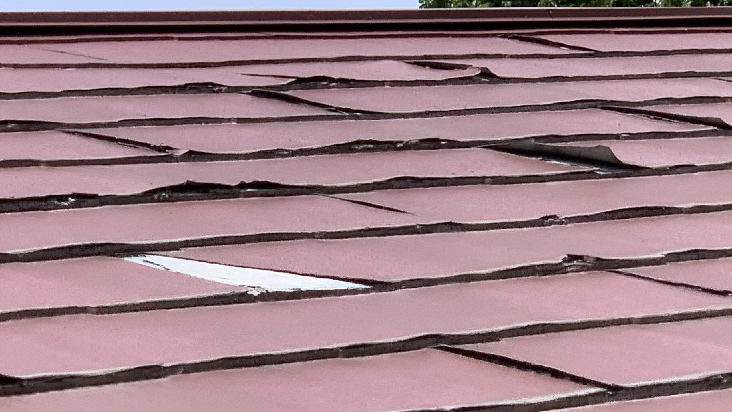 塗装により劣化したパミール屋根