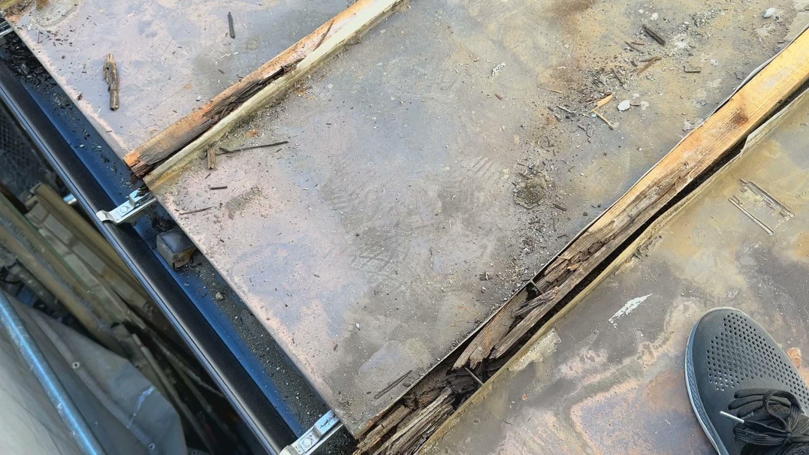 電蝕により腐食した瓦棒屋根の内部