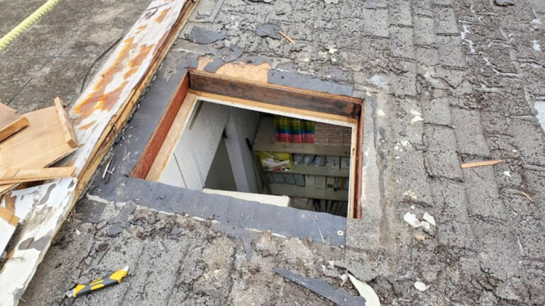 天窓の穴を屋根でふさぐ作業
