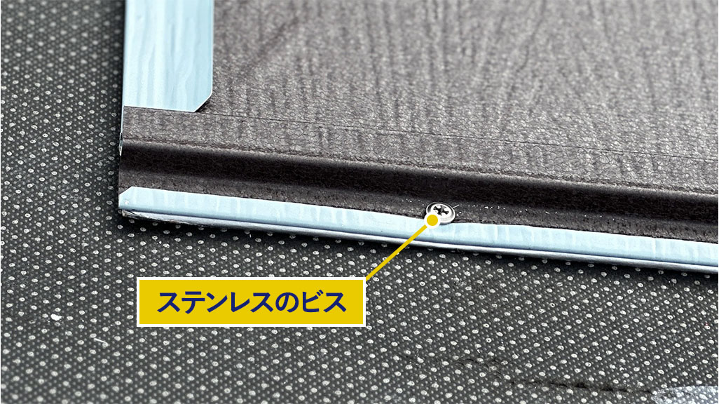 ステンレスのビスで屋根材を固定をすると安心(テイガクによる施工)