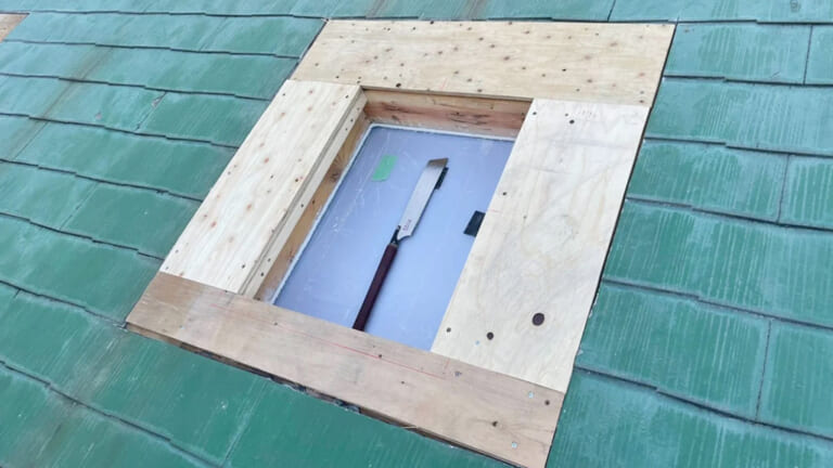 新しい天窓のサイズに屋根に穴を開ける