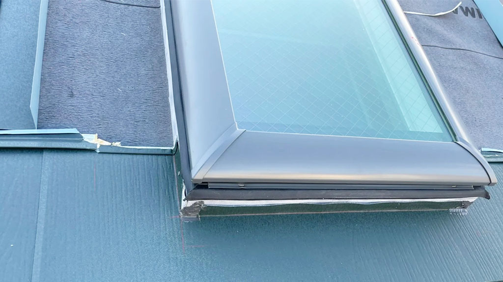 天窓の交換と屋根カバー工法を実施