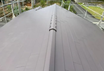 兵庫県神戸市 - セメント瓦を解体して横葺き金属屋根へ葺き替え工事