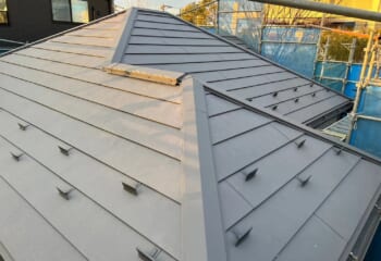 千葉県八千代市 オリジナル建材【アルミ貫板】を使った屋根カバー工事