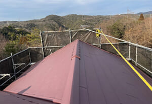 神戸市西区 - 差し棟板金で施工されたスレート屋根をアルミ貫板使ってカバーリフォーム
